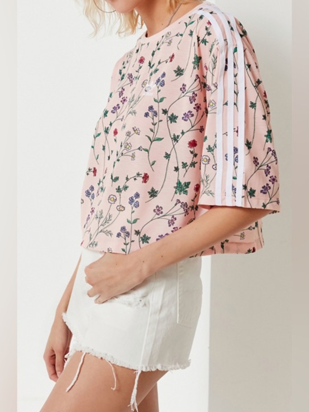 Urban Outfitters Adidas Originals Floral Cropped Tee Size Medium - Picture 2 of 12